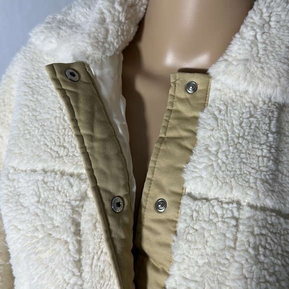 Women's White Faux Fur Snap fastener closure Jacket By Universal Thread (PRY554) - Picture 3 of 4